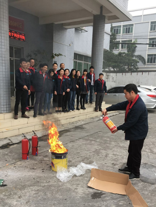 正航儀器生產(chǎn)部門小伙伴積極學(xué)習(xí)參與使用滅火器